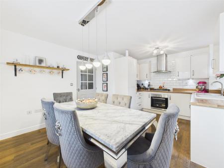 Fabulous Open Plan L-Shaped Dining Kitchen