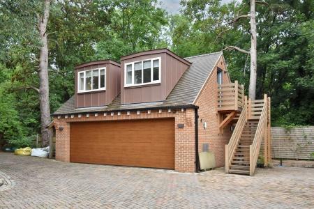 ANNEXE ABOVE GARAGE