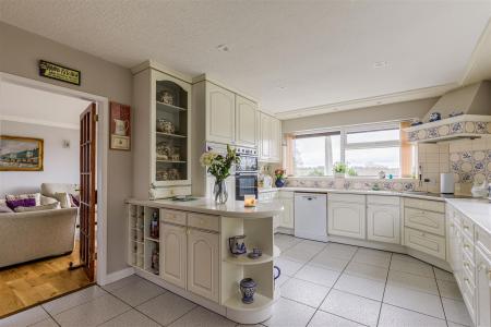 Living Kitchen/Dining Room