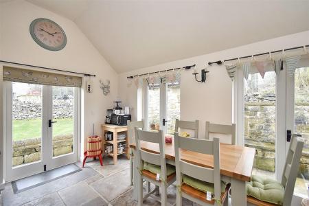 Living Kitchen/Dining Room