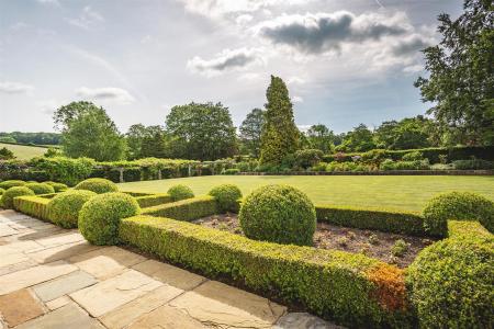 Beautiful Gardens, Grounds & Paddock