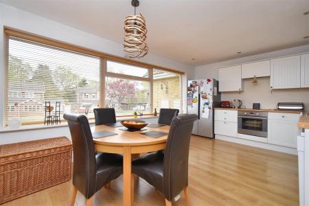 Living Kitchen/Dining Room