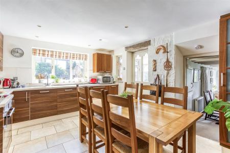 Living Kitchen/Dining Room