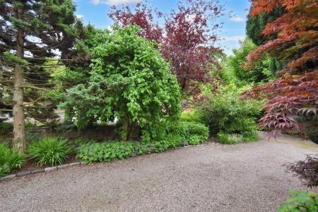 Feature Circular Sweeping Driveway