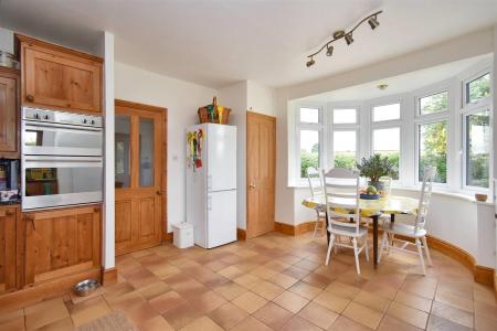 Living Kitchen/Dining Room