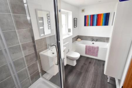 En-Suite Bathroom ( Jack & Jill Style )