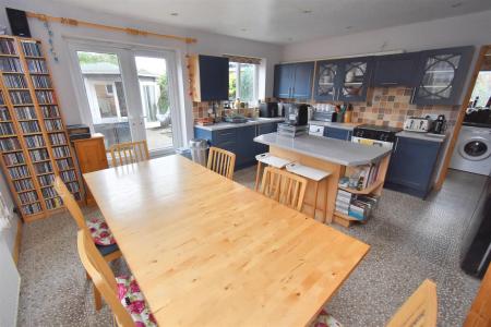 Living Kitchen/Dining Room