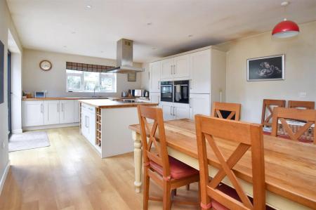 Living Kitchen/Dining Room