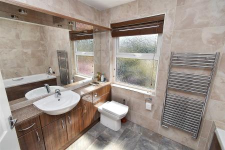 Fitted En-Suite Bathroom