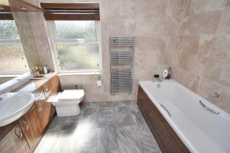 Fitted En-Suite Bathroom