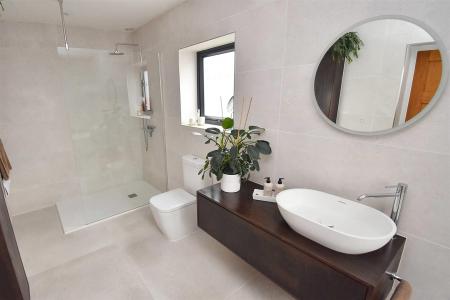 Luxury Spacious Bathroom