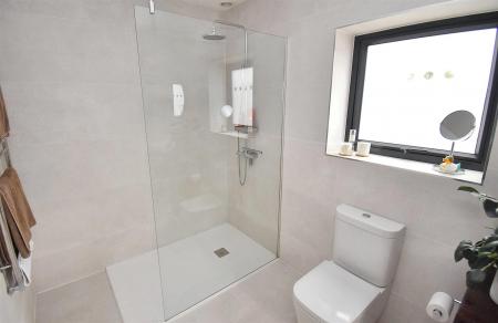 Luxury Spacious Bathroom