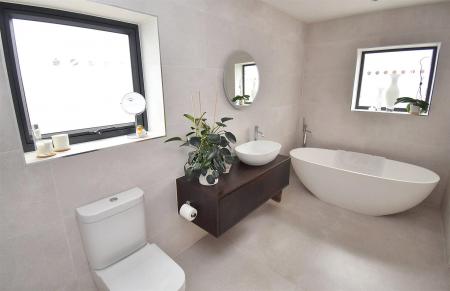 Luxury Spacious Bathroom