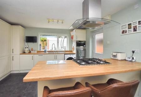 Spacious Living Kitchen/ Dining Room