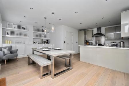 Superb Living Kitchen/Dining/Snug