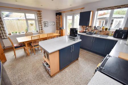 Living Kitchen/Dining Room