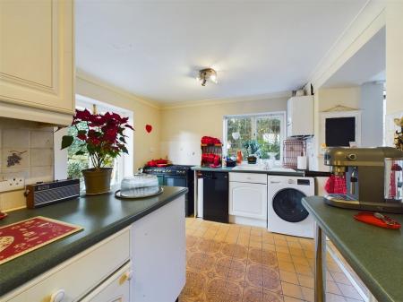 'L' Shaped Dining Kitchen