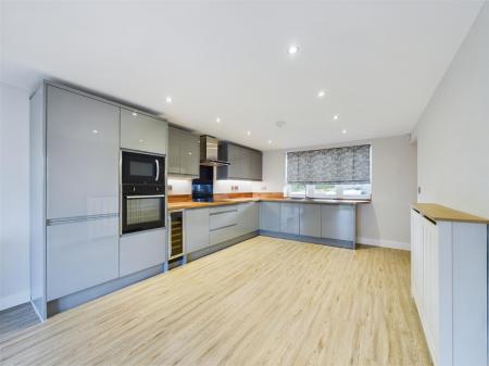 Spacious Open Plan Dining Kitchen