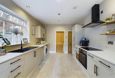 Spacious Dining Kitchen