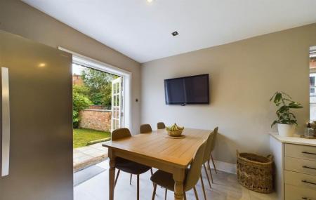 Spacious Dining Kitchen