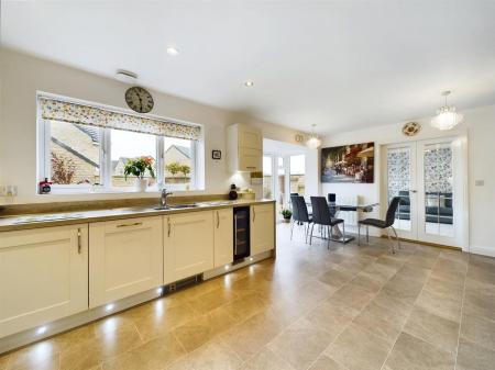 Superb Open Plan Dining Kitchen