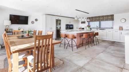 Living Kitchen/Dining Room