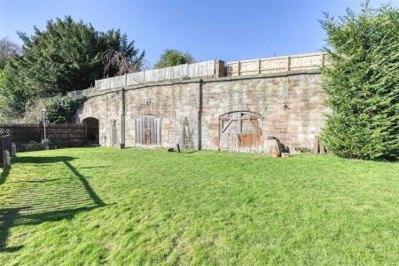 Listed Vaulted Outbuildings - 1,413.62sq ft