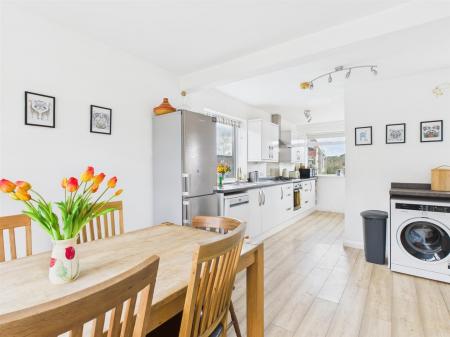Spacious Open Plan Dining Kitchen