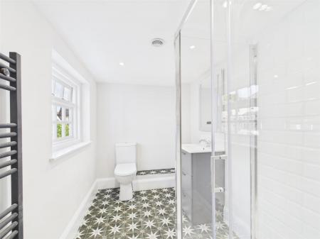 Shower/Bathroom