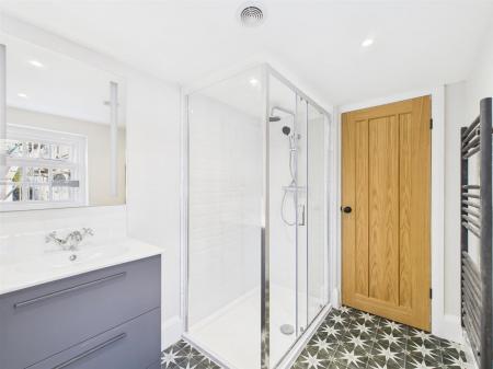 Shower/Bathroom