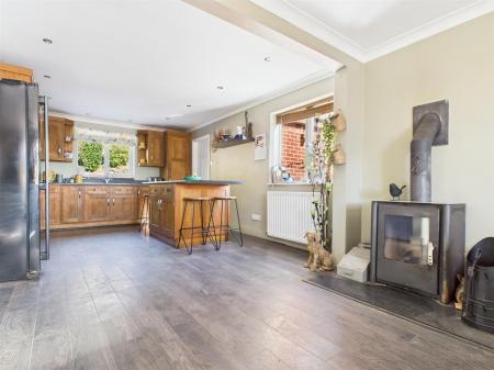 Living Kitchen/Dining Room