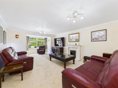 Large, Bright & Spacious Living Room