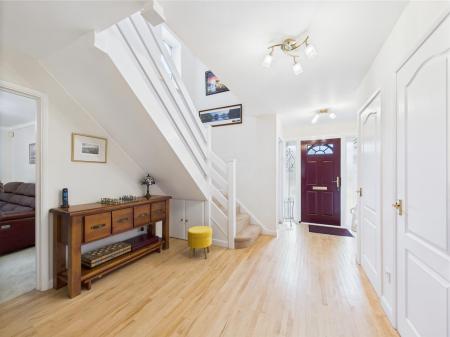 Light & Extremely Spacious Hallway