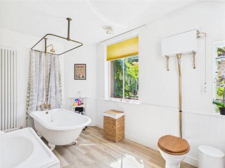 Spacious Bathroom