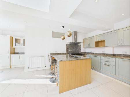 Stunning Kitchen/ Breakfast Area