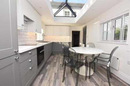 Beautifully Appointed Dining Kitchen
