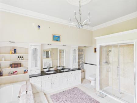 Family Bathroom 2