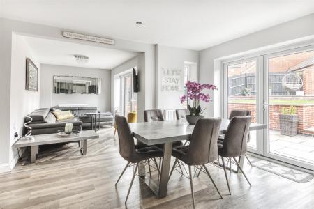 Living Kitchen / Dining Room