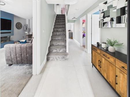 Light, Spacious & Stunning Hallway
