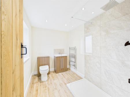 Spacious En-Suite
