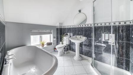 En-Suite Bathroom