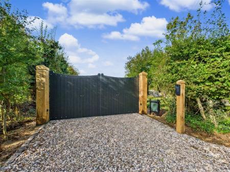 CAM04916G0-PR0172-STILL006 (1) (1).jpg