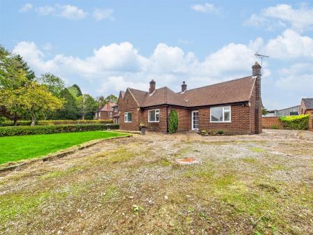 Large TurninG Space/ Front Garden