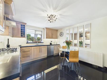 Quality Fitted Kitchen/Dining Room