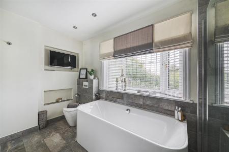 Superbly Appointed En-Suite Bathroom