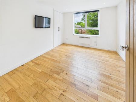 Great Sized Bedroom With Storage