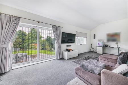 Sitting Room/Spacious Study