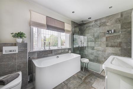 Superbly Appointed En-Suite Bathroom