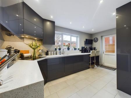 Stylish Re-Fitted Kitchen