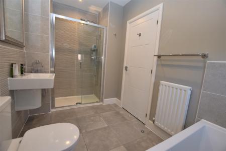 Contemporary En-Suite Bathroom